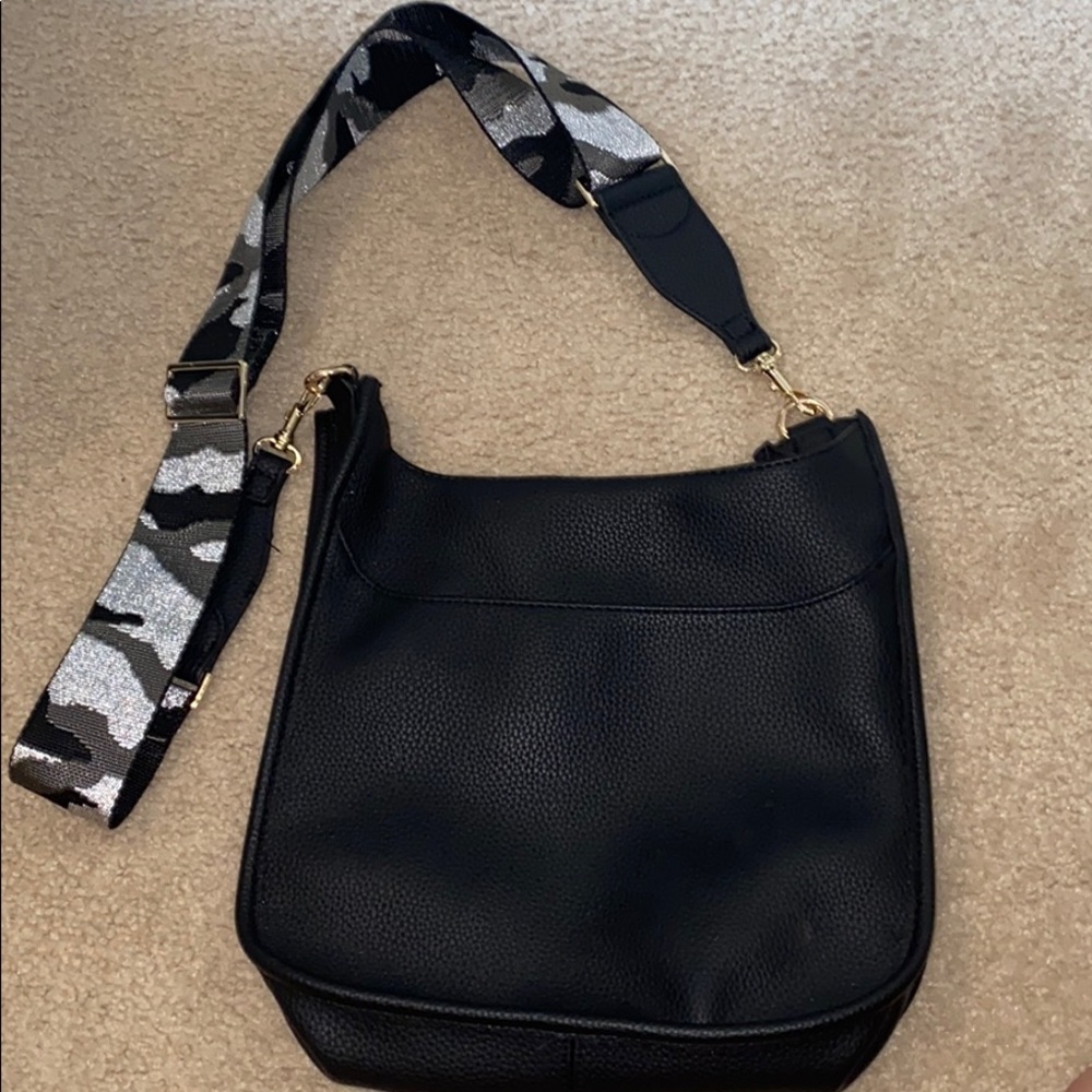 Black purse w/ interchangeable straps
